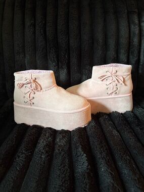 Light pink platform boots (UGG-style)